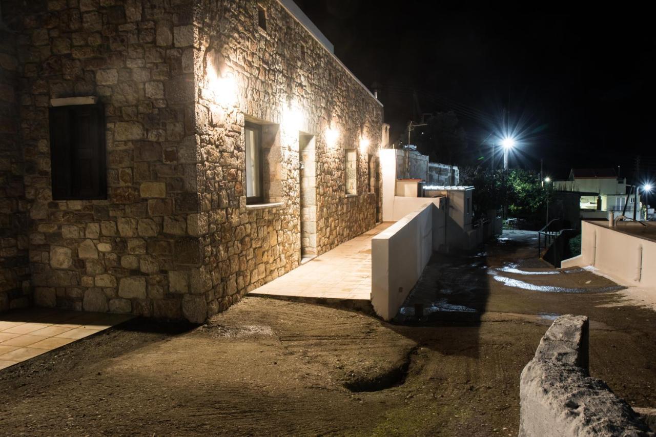 Вілла Roccia Di Isidoro Agios Isidoros  Екстер'єр фото